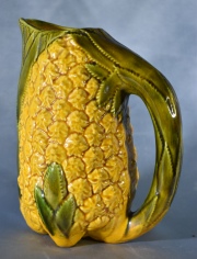 JARRA PARA JUGOS, en forma de ananá, de cerámica policromada. Alto: 22 cm.