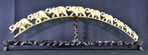 Caravana de elefantes, marfil. Restauros. Con base. Frente 58,5 cm.
