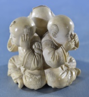 OKIMONO DE MARFIL JAPONES, en forma de tres niños, uno se tapa los ojos, otro los oídos y el último la boca. Alto: 5,5 c