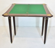 Mesa libro de juego rectangular, tapa de paño verde. Averías y restauros. Alto: 78 cm. Frente: 88 cm.