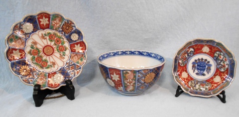 Tres Piezas porcelana Imari, bowls y dos platitos distintos tamaños. 3 Piezas.