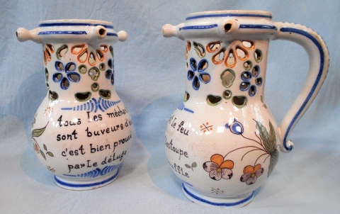 PAR DE JARRAS, de cerámica francesa, con motivos florales, leyendas en francés, una de ellas con un pequeño r