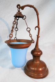 ANTIGUA LAMPARA FANAL, de cobre y opalina turquesa, circa 1850. Alto: 18 cm.