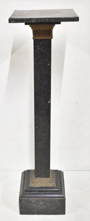 PEDESTAL DE MARMOL NEGRO, veteado, en forma de columna con aplicaciones de bronce dorado. Pequeña cascadura. Alto: 108 c