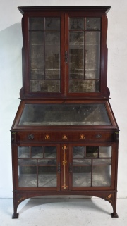 VITRINA INGLESA EDUARDIANA, de madera enchapada en caoba; falta un tirador de bronce; 1 vidrio y moldura. Alto: 188 cm.