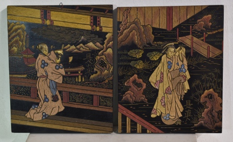 DOS PLACAS CHINAS, de laca con ornato de personajes en paisajes polícromos. Miden: 30 x 24 cm.