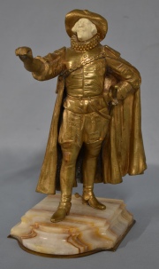 PAUL D´AIRE, CYRANO DE BERGERAC, escultura de bronce dorado con rostro de marfil. Base de mármol onix. Faltante. Firmado