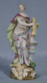 MUJER CON ESPIGAS, figura de porcelana de Meissen policromada. Pequeños deterioros. Al dorso marca de origen. Alto: 22,5