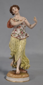 FIGURA DE MUJER, de porcelana alemana, faltante en la mano. Alto: 21,5 cm.
