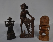 PESCADOR, AGUATERO Y TOTEM, tres figuras de madera tallada. La última con faltatnes. Alto máximo: 26 cm.