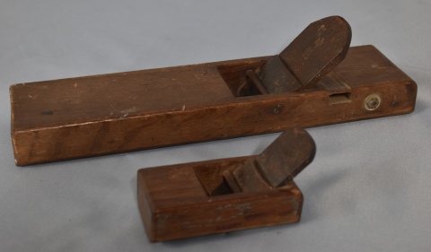DOS GARLOPAS JAPONESAS, de madera y hierro, Firmadas ambas. Largo: 33 y 10 cm.
