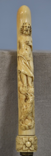 CABO DE BASTON ESTOQUE, de marfil, fisura. Alto 12,8 cm.