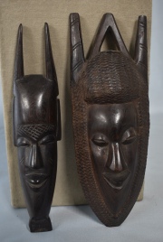 DOS MASCARAS AFRICANAS, de madera tallada. Alto: 28 cm.