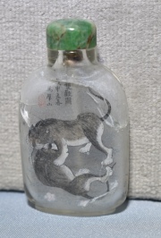 SNUFF BOTTLE CHINO, de vidrio pintado internamente. Pintura atribuida a Ma Shaoxuan. Fisuras, pequeñas cascadas.  Alto: