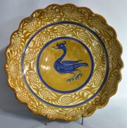 Centro cerámica de Manises, Francisco Mora, decoración de ave. Cachadura. Diámetro: 34,8 cm