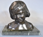 Niño Sonriente, escultura de bronce, firmada Cellini. Alto total: 23 cm. Frente: 22,3 cm.