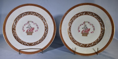 Par de platos con escudos heraldicos. Peq. cascadura. Diámetro: 24,2 cm.