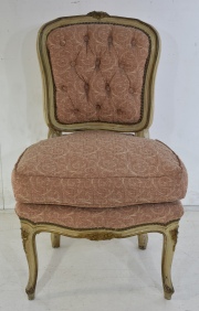 Silla estilo Luis XV, laqueada y dorada, tapizado capitoné. Con almohadón.