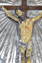 Crucifijo Altoperuano con ráfagas. Cristo de madera, deterioros. Alto: 87 cm
