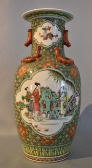 Vaso chino de porcelana con decoración de flores verdes. Alto: 35,6 cm.