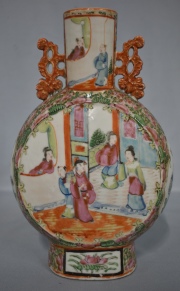 Vaso chino de Cantón con personajes, en forma de galleta. Alto: 26.2 cm.