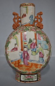 Vaso chino de Cantón con personajes, en forma de galleta. Alto: 26.2 cm.