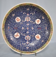 Plato chino de porcelana con circulos con símbolos. Diámetro: 36.5 cm..