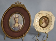 Dos miniaturas, Damas antiguas. Alto con marcos: 18 y 9.5 cm.