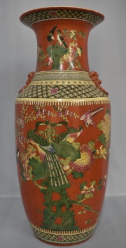Gran vaso chino, de porcelana con esmalte coral. orificio en la base. Alto: 61,5 cm.