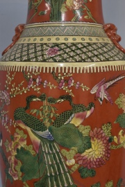 Gran vaso chino, de porcelana con esmalte coral. orificio en la base. Alto: 61,5 cm.