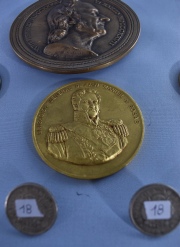 Seis medallas varias. MEDALLA ALESSANDRO VOLTA (1745-1827), de bronce dorado, 1899. Diámetro: 9,5 cm. Rosas-Güemes-J. He