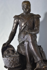 Gechter, escultura en bronce. Falta espada. 'Militar junto a canasta con Mellizos'. 41.5 cm.
