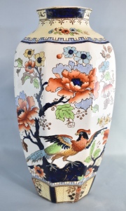 Vaso octogonal Losol Ware, loza inglesa, decoración de aves y flores. 29 cm.