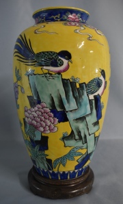 Vaso oriental, decoración de pájaros polícromos. Alto 32 cm.