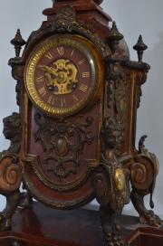 Reloj Francés de chimenea con cariátides, cabezas de león etc. . Sin péndulo y llave. Alto: 53,2 cm. .