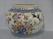 Vaso porcelana oriental decoración flores polícromas, borde con guarda de hojas. Diámetro: 38 cm. Alto: 31 cm.