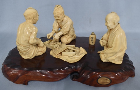 Grupo de marfil japonés, Personajes, base de madera. Frente total: 27 cm.