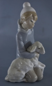 Pastor con oveja, porcelana Lladro. alto: 15 cm.
