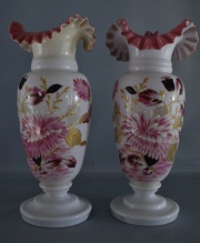Dos vasos de opalina blanca y rosa. Una restaurada. Alto: 36 cm.