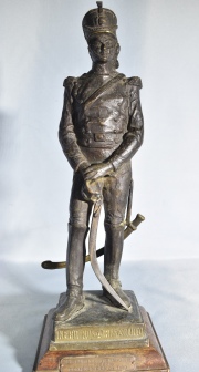 Granadero bronce por V. Garino. Desperfecto en el tahalí. Alto 41 cm.
