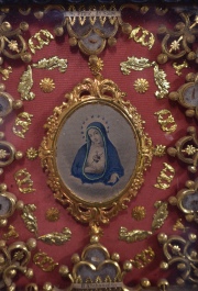Marco relicario. con figura central de la Virgen. Mide: 20 x 28 cm.