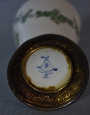 Dos Pequeños vasos, porcelana francesa de Sevres. 10 cm.