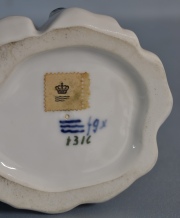 Dos Niñas, grupo de porcelana Royal Copenhagen. Blanca y azul. Alto19.5 cm.