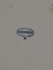 Platos hondos de porcelana Meissen, decoración de cebolla. Uno cachado. Diámetro: 25 cm.