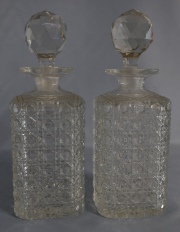 Par de botellones con tapones, cristal tallado. Alto: 24,3 cm.