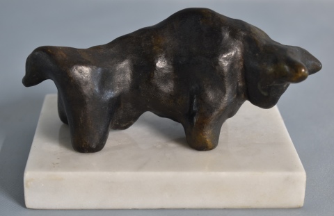 Galdamez, Fabian. Torito, escultura bronce, con base de mármol. Frente: 13 cm.
