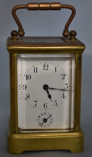Reloj de viaje francés de bronce. Cuadrangular. Alto: 9 cm.