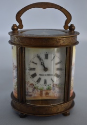 Reloj de viaje Francés, oval. Alto: 9 cm. Con llave.