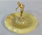 Joven desnuda, pequeño bronce dorado sobre onix. Alto: 10 cm. Diámetro: 14 cm.