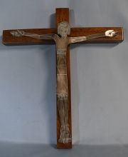 Crucifijo, Cristo de metal y cruz de madera de cedro. Alto: 50 cm. .